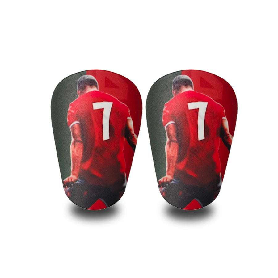 Un par de espinilleras de fútbol mini rojas mostradas desde atrás.
