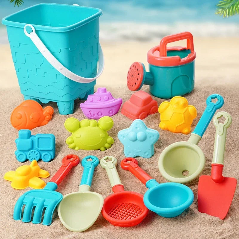 Un juego de coloridas herramientas de plástico para cavar en la playa, incluyendo un cubo, varias palas y cucharas en la aren