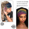 Une femme modèle un bandeau de tissu tie-dye violet et bleu porté comme foulard sur ses cheveux.
