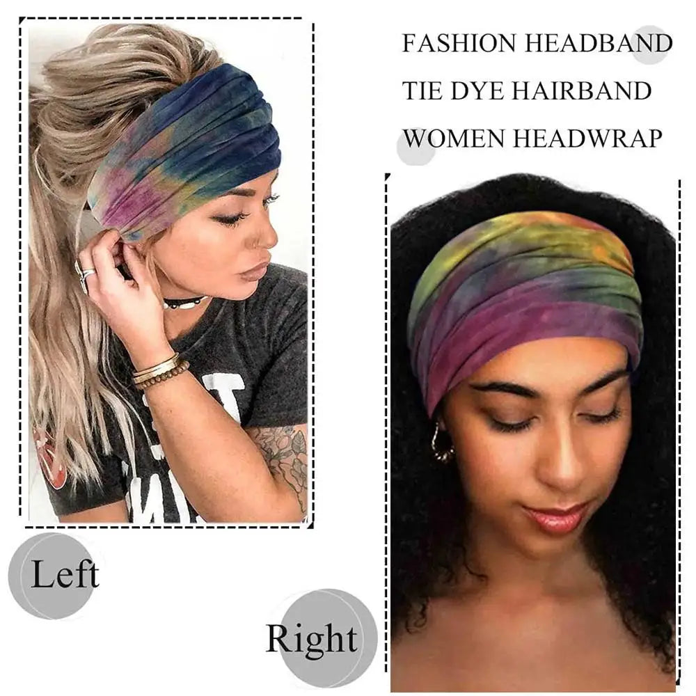 Une femme modèle un bandeau de tissu tie-dye violet et bleu porté comme foulard sur ses cheveux.
