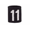Bracelet en tricot noir avec le numéro 11 brodé en fil blanc.