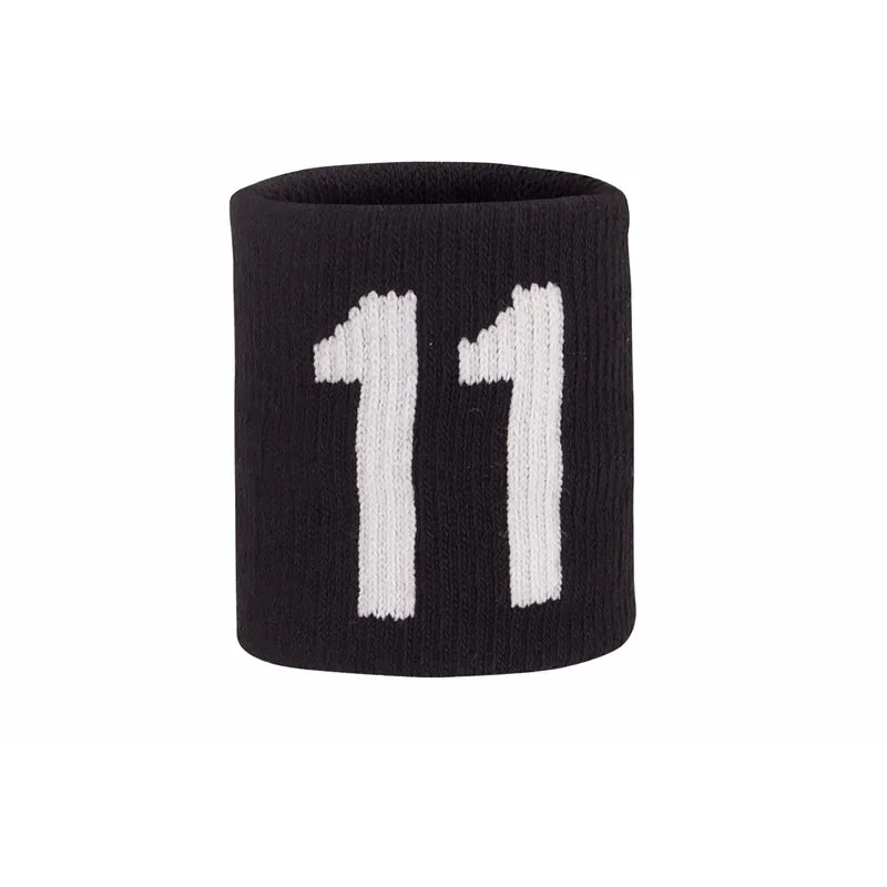 Bracelet en tricot noir avec le numéro 11 brodé en fil blanc.