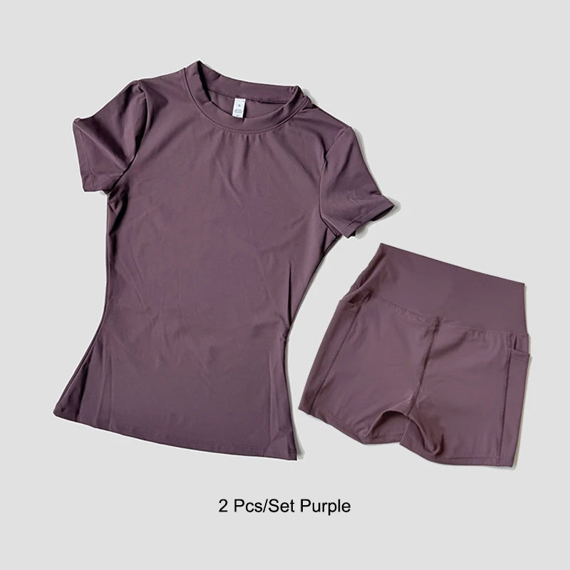 Un conjunto de tops y bottoms de yoga morados de talle alto para mujeres, exhibido sobre un fondo gris claro.