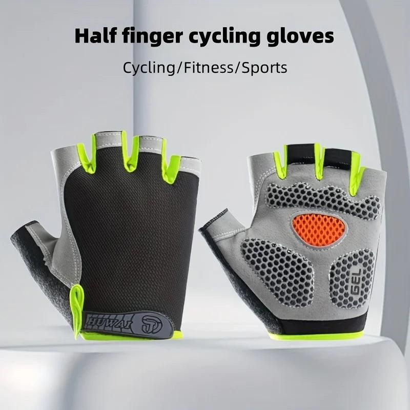 Un par de guantes de ciclismo sin dedos negros y grises exhibidos sobre un fondo blanco.