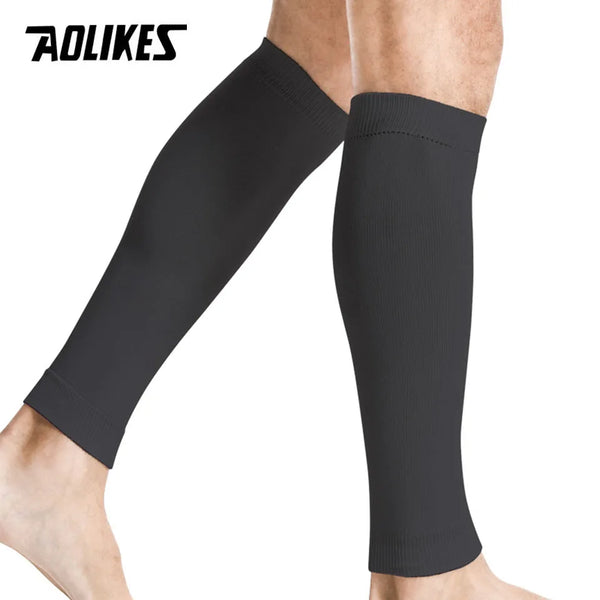 Un pantalon de compression noir porté sur la jambe inférieure d'une personne.