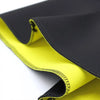 Primer plano de un cinturón ajustable abdominal negro y amarillo neón plegado para mostrar el forro interior.