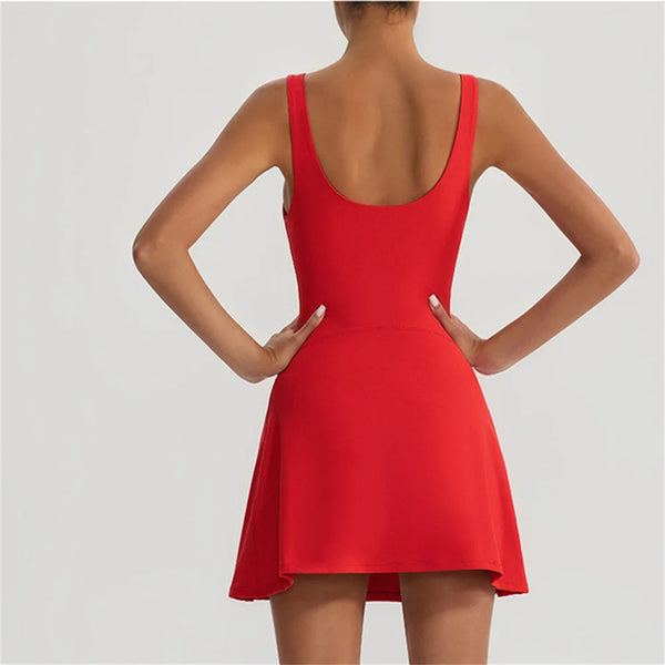 Vue arrière d'une femme portant une robe de sport rouge deux pièces.
