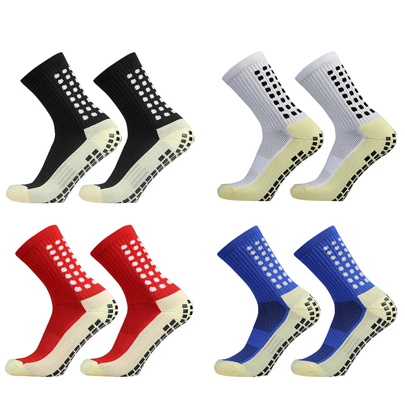 Ein Vierer-Pack strapazierfähige rutschfeste Sportsocken in Schwarz, Grau, Rot und Blau.