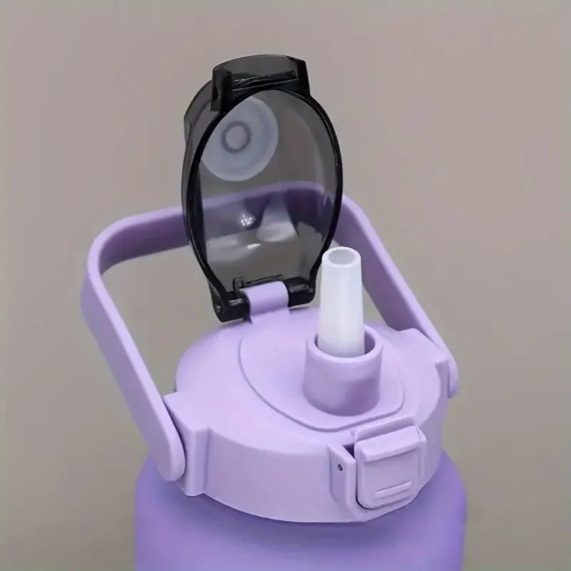 Juego de botella de agua morada con una botella deportiva negra y una pajita blanca, sobre fondo claro.