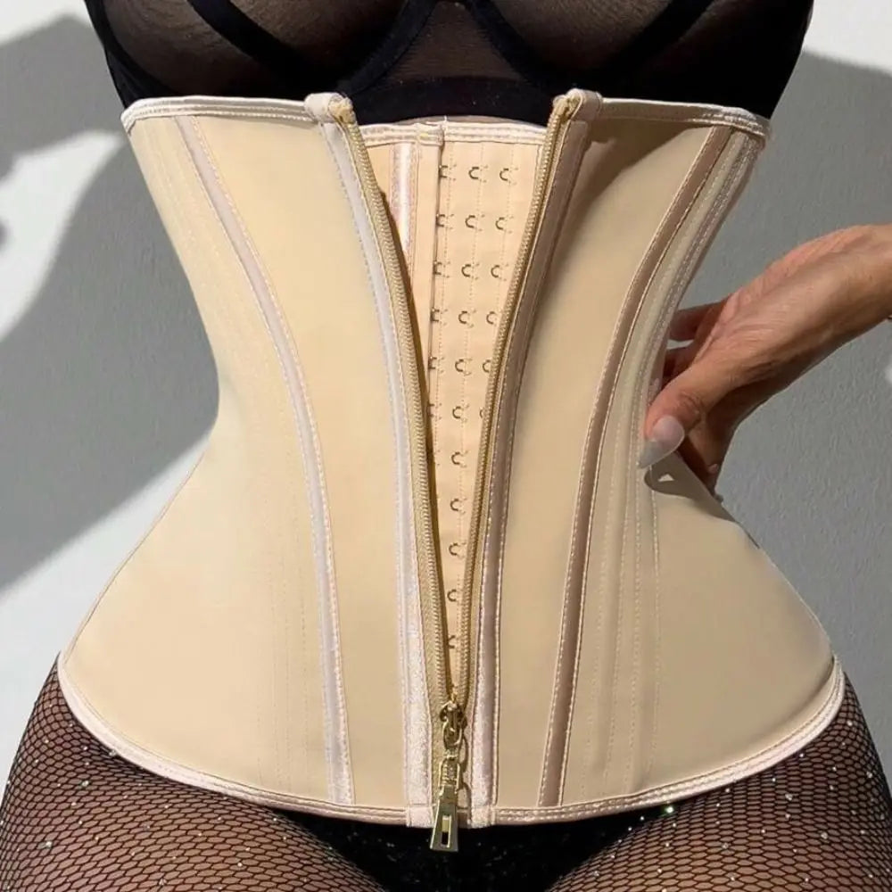 Corset de maintien beige et sans coutures tenu sur le torse d'une personne.