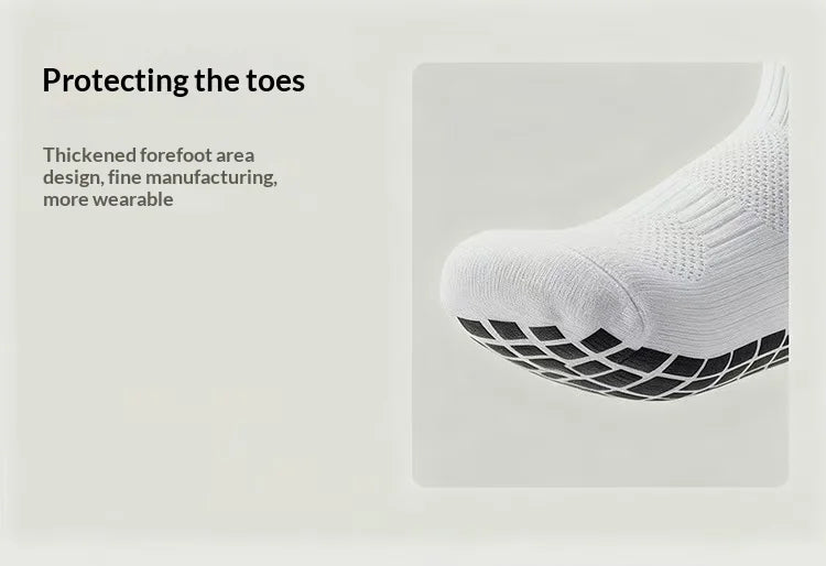 Gros plan de chaussettes de football en silicone blanc avec le design de la zone des orteils.