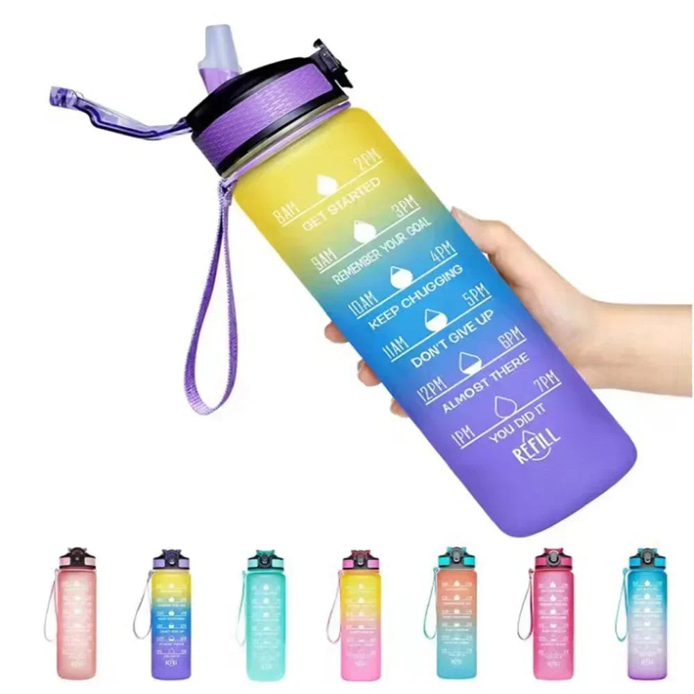 Ein Set bunter isolierter Sportflaschen mit Strohverschluss in verschiedenen Rosa-, Gelb-, Blau- und Grüntönen.