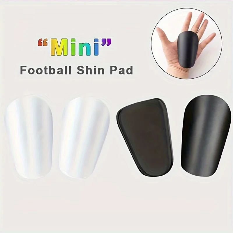Quatre genouillères de football mini en blanc et noir pour l'entraînement