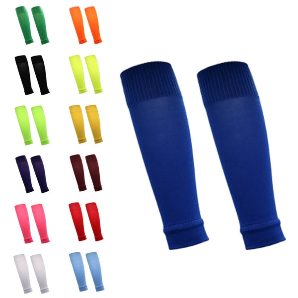 Una colección de protectores de espinilleras de fútbol de varios colores mostrados contra un fondo blanco.