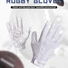 Un par de guantes de rugby elásticos blancos y grises antideslizantes junto a un balón de rugby marrón.