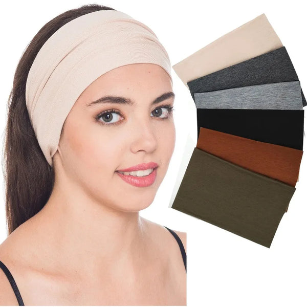 Eine Frau präsentiert ein beige Boho-Haarband und eine Farbpalette aus neutralen Erdtönen.