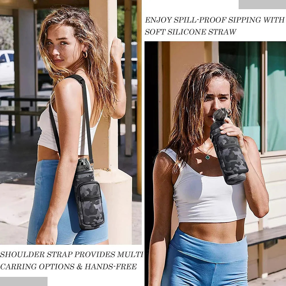 Una mujer usa una botella de agua aislada con funda y correa para beber, demostrando uso manos libres.