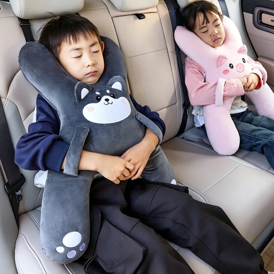 Deux enfants reposent la tête sur des oreillers ergonomiques gris et rose dans un siège de voiture.