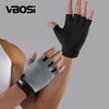 Eine Hand trägt einen schwarzen VBOSI Sporthandschuh und einen grauen VBOSI rutschfesten Handschuh vor grauem Hintergrund.