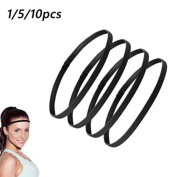 Ein Set von fünf schwarzen elastischen Sport-Headbands neben einem Gesicht.