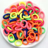 Haufen bunter Nylon-Elastikhaarspangen in leuchtenden Farben wie Pink, Orange, Gelb und Blau