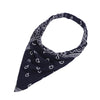 Pañuelo triangular boho paisley azul marino atado al cuello.