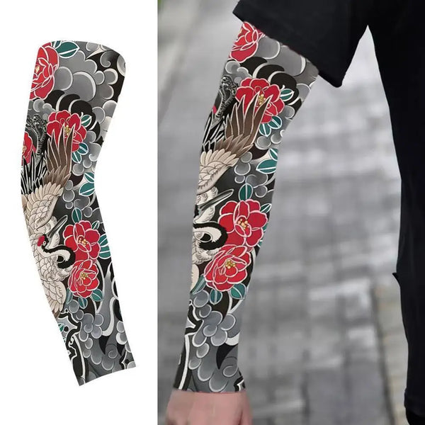 Nahaufnahme eines schwarz-weißen Blumenmusters aus Eis-Seide als Sonnenschutz-Armschutz am Arm.