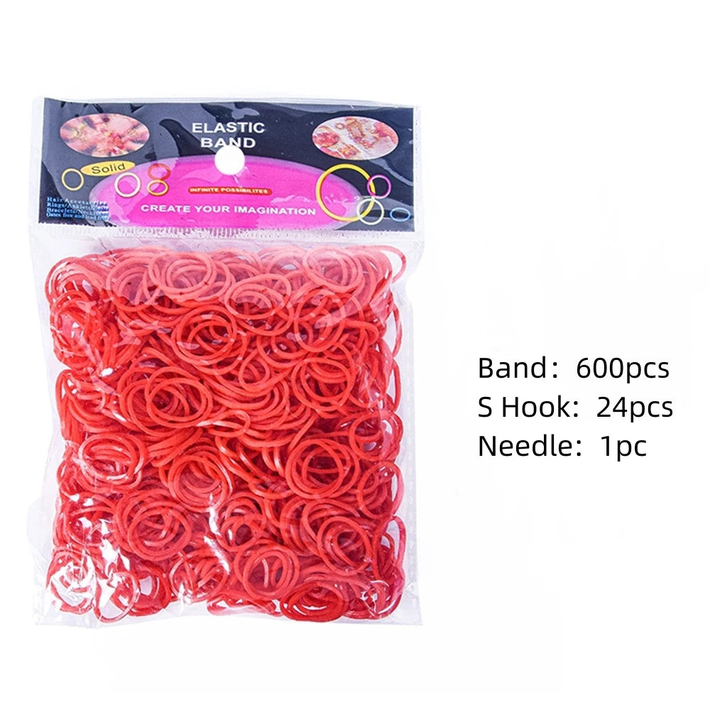 Paquete de bandas elásticas rojas, ganchos S y una aguja para hacer pulseras.