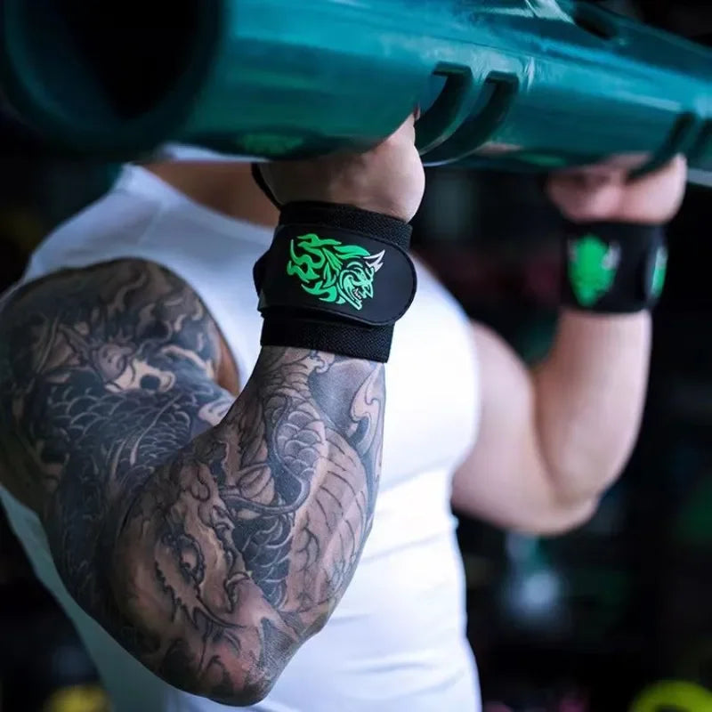 Une personne portant une chemise blanche et des bandes de poignet noires tient un objet vert, avec des bras tatoués.