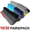 Collection de 30 paires de chaussettes de sport basses et respirantes de différentes couleurs et motifs, disposées en rangée.