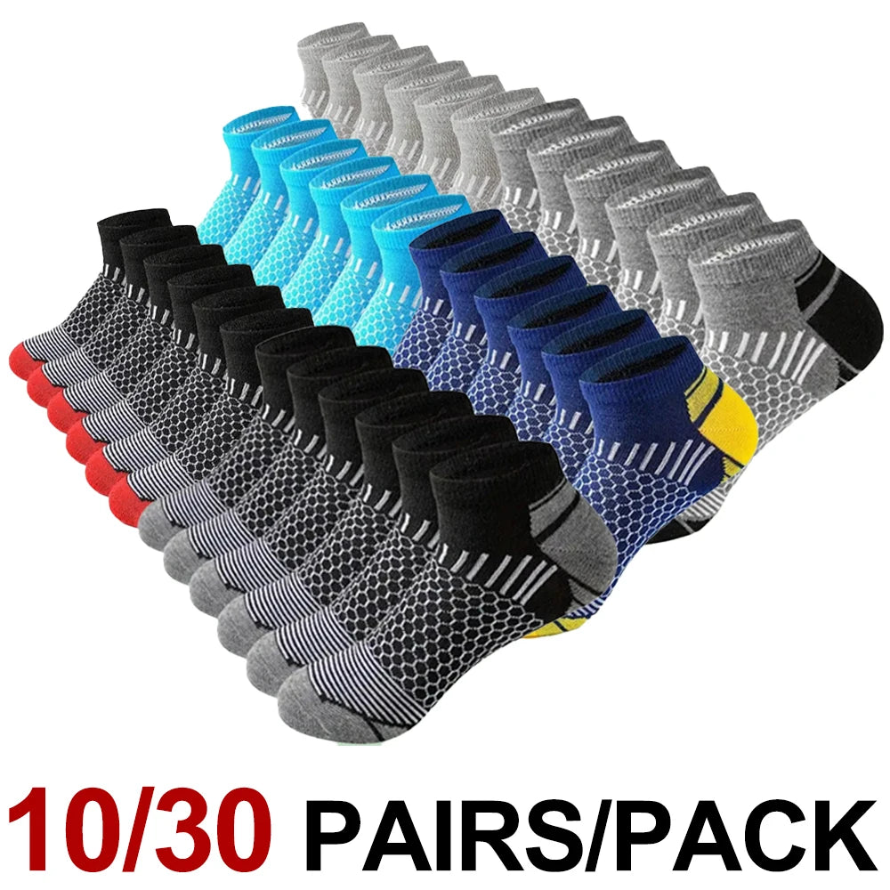Collection de 30 paires de chaussettes de sport basses et respirantes de différentes couleurs et motifs, disposées en rangée.