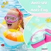 Une fille portant des lunettes de natation anti-buée et anti-UV roses est montrée dans l'eau.