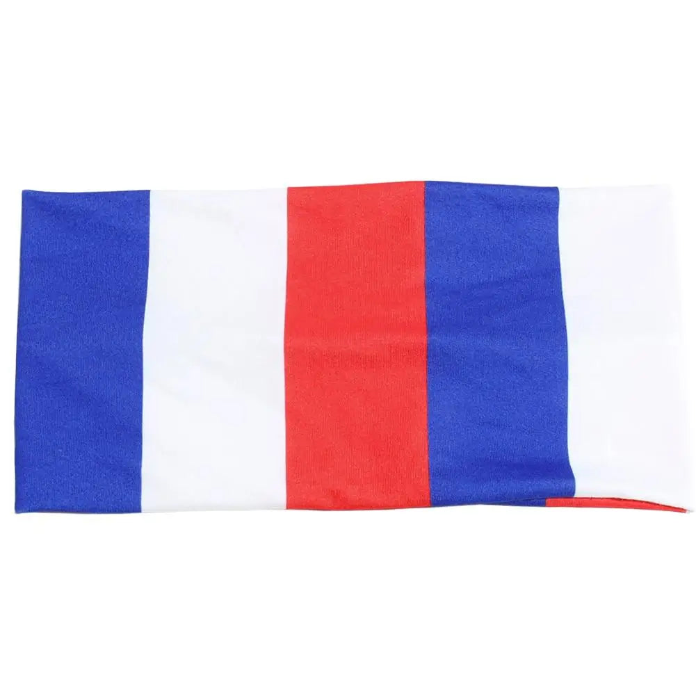 Bandeau à bande verticale de drapeaux de plusieurs nations : bleu, blanc et rouge.