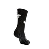Ein Paar schwarze rutschfeste Performance-Sportsocken mit weißen Kreuzmustern.