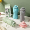 Colección de botellas plegables de silicona en verde menta y gris, incluyendo una botella, empaque y un accesorio rosa.