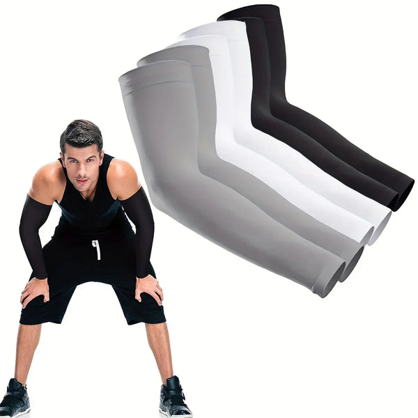 Un ensemble de manches de refroidissement noir et blanc affiché à côté d'une personne vêtue d'une tenue de sport noire.