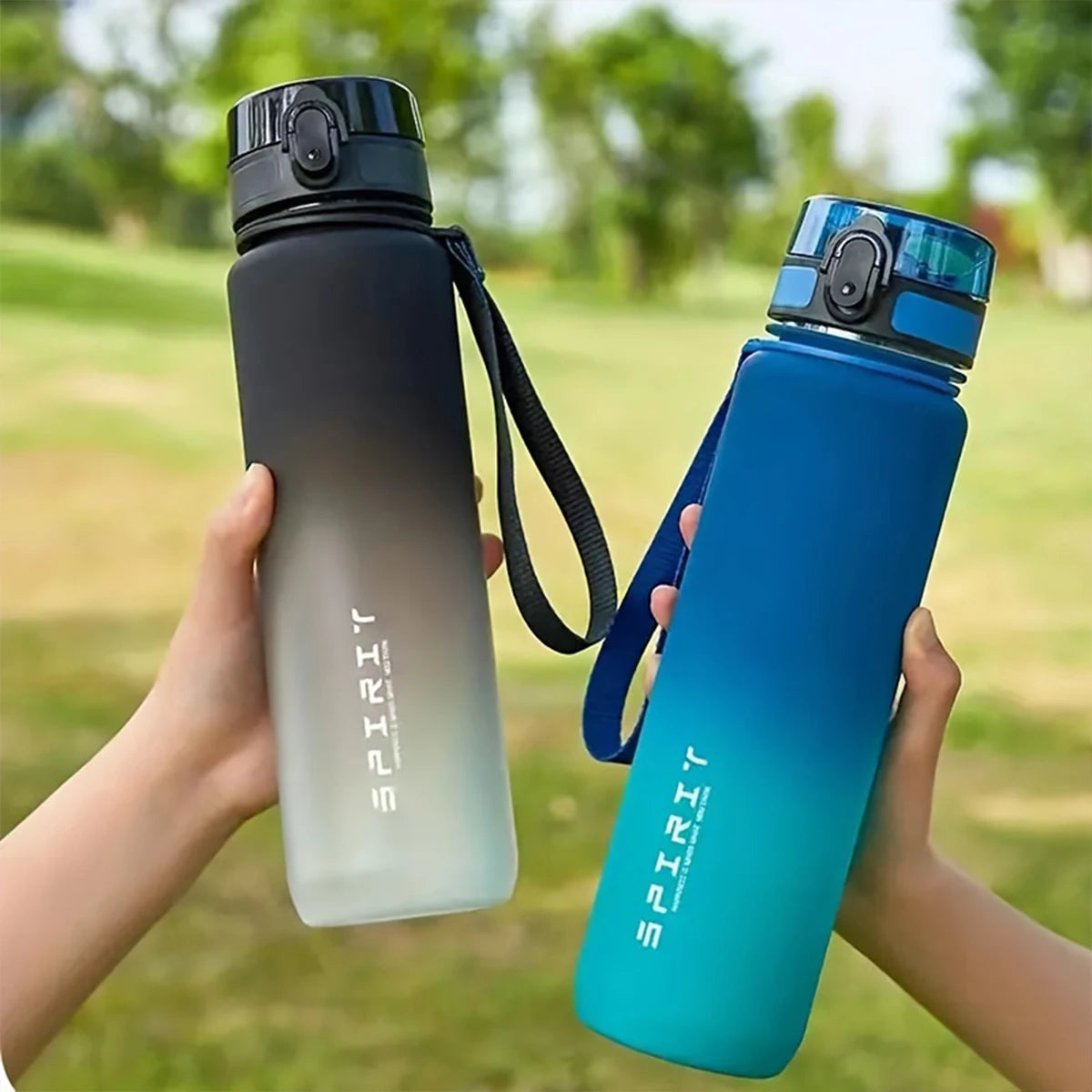 Eine Hand hält eine graduierte isolierte Wasserflasche, die von hellgrau zu leuchtend blau übergeht.