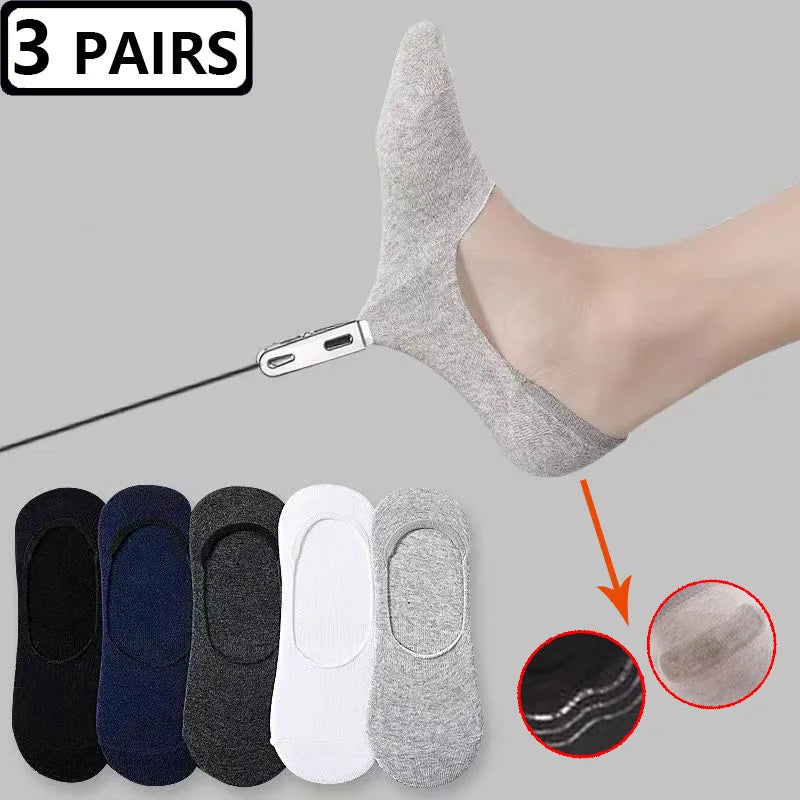 Tres pares de calcetines deportivos grises de algodón, con una aguja para coser, junto a los calcetines individuales.