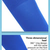 Nahaufnahme eines blauen elastischen Knielangenstrumpfes, der die Stofftextur und Designdetails zeigt.