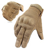 Une paire de gants tactiques sport de couleur beige, vue en gros plan.