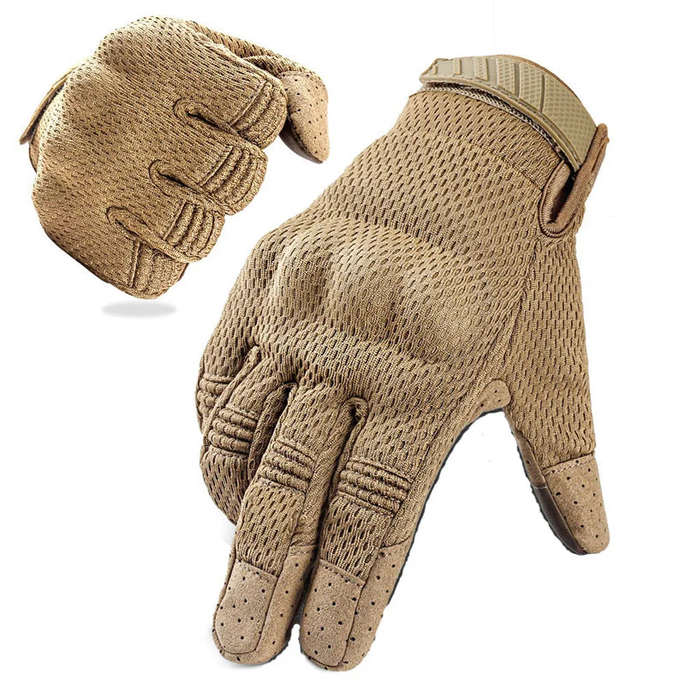 Une paire de gants tactiques sport de couleur beige, vue en gros plan.