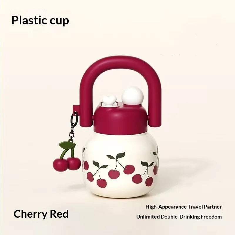 Vaso de plástico rojo cereza con tapa rosa y cuerpo blanco, con diseños de cerezas.