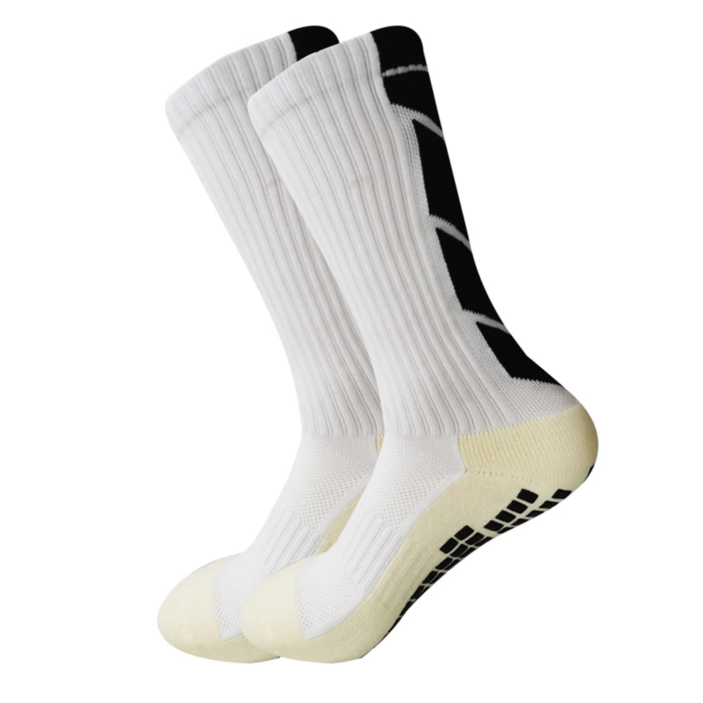 Ein Paar weiße Sportsocken mit schwarzen Streifen und gelbem Sohlen