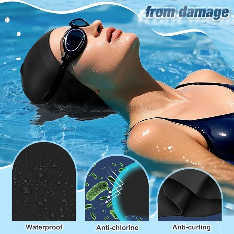 Una mujer con una gorra de silicona negra en agua azul, demostrando su característica impermeable, anti-cloro y anti-encrespa
