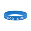 Blaues Silikon-Armband mit der eingeprägten Aufschrift „Gott ist Erster“.