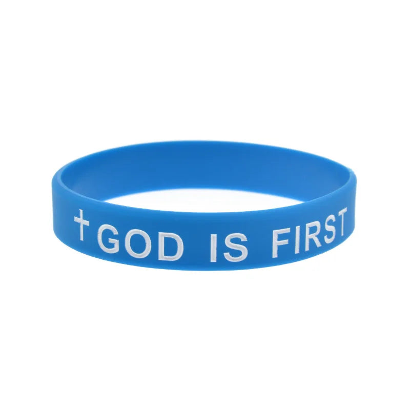 Blaues Silikon-Armband mit der eingeprägten Aufschrift „Gott ist Erster“.
