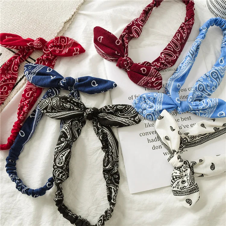 Collection de bandeaux de tête en tissu bohème à motif paisley rouge, bleu et noir sur fond blanc.