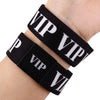 Schwarz-weiß VIP-Seilarmbänder am Handgelenk getragen.