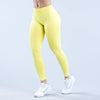 Eine Person trägt leuchtend gelbe, hoch taillierte, nahtlose Yoga-Leggings.
