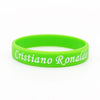Helle limettengrüne Silikon-Armband mit dem Namen Cristiano Ronaldo eingeprägt.